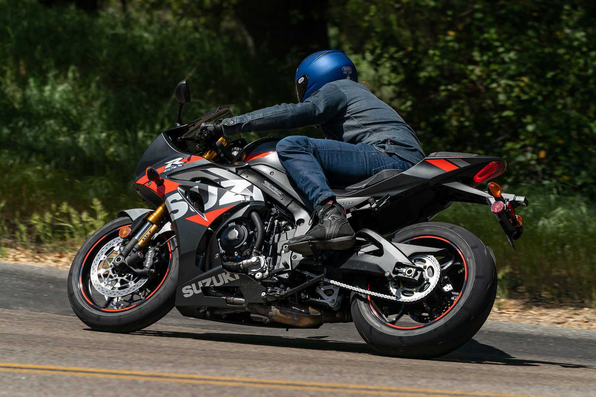 The 2021 GSX-R1000R rolls on Bridgestone’s versatile Battlax RS11 tires. The Japanese-made rubber offers loads of grip and quick warm-up time.