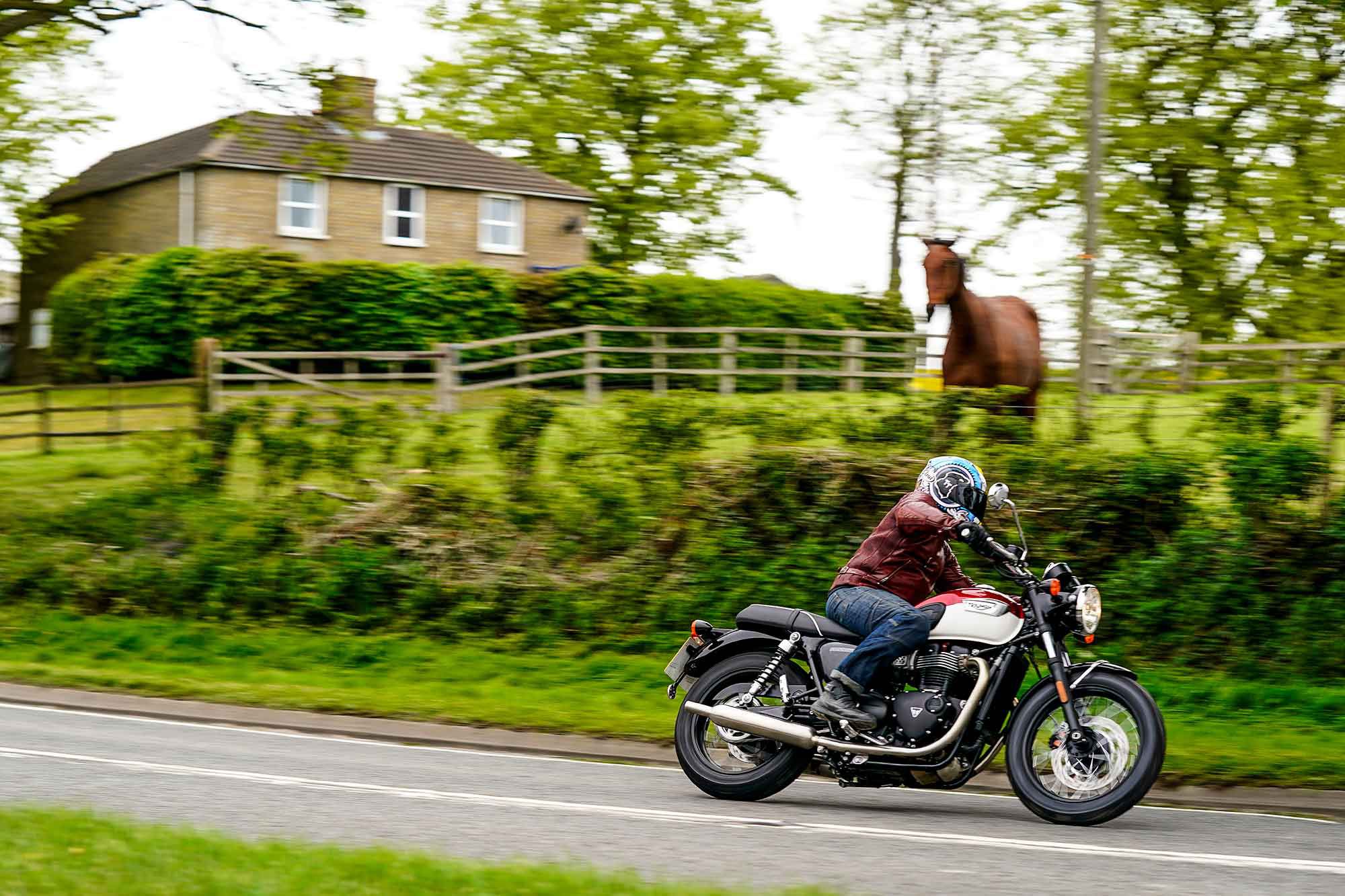 For 2021 Triumph have dropped the T100’s weight by 8.8 pounds, and most of that saving has come via the new engine.