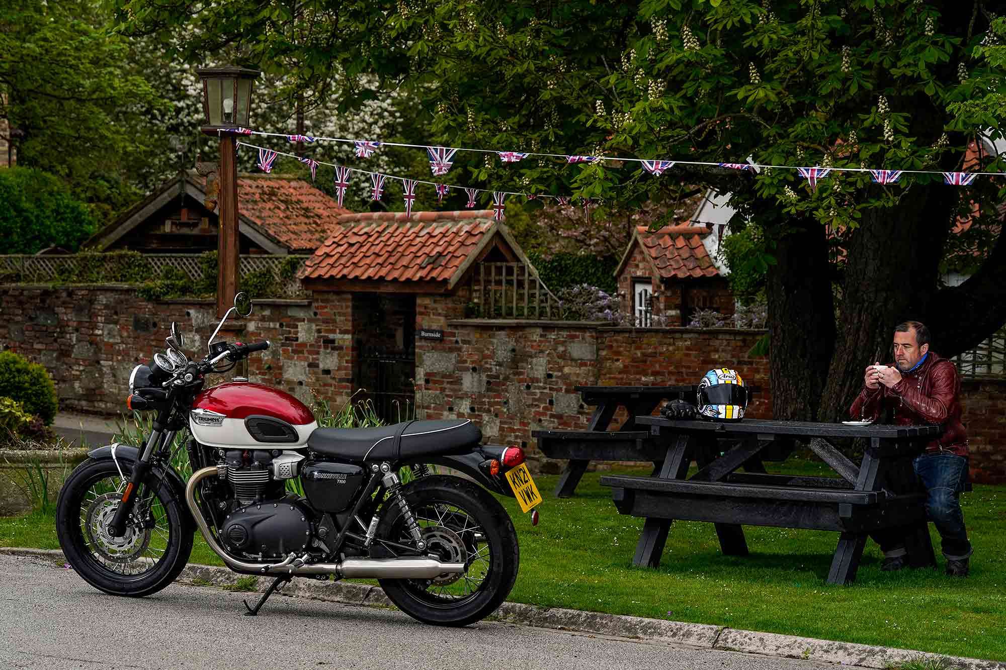 I love all the retro detailing around the bike: the original-looking pipes, the twist-turn fuel cap, the original-looking “carbs,” even the embossed Triumph logo on the bars, and brace across the front mudguard.