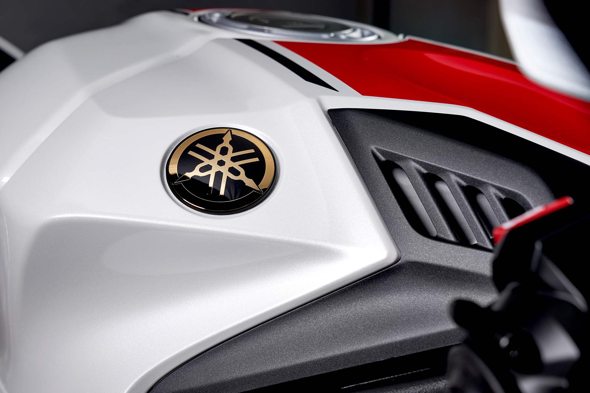 The 2022 YZF-R1 World GP 60th Anniversary edition will also sport GP-inspired Turning Fork emblems.