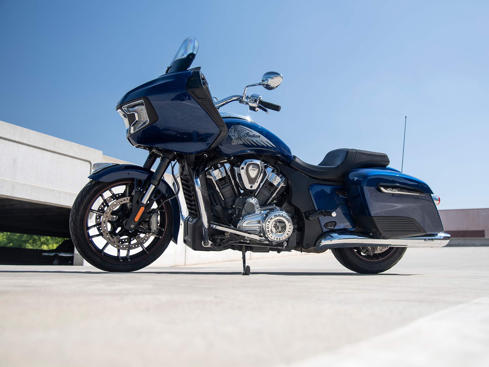 The bagger silhouette incorporates a terrestrial 26.5-inch saddle, helpful in lowering the center of gravity and aiding low-speed maneuverability.