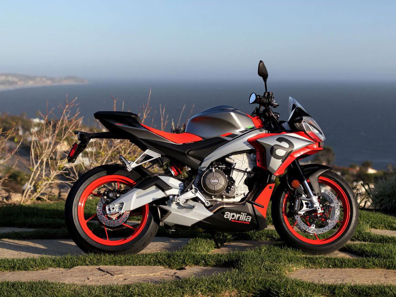 The premium quality of the Aprilia Tuono 660 is droolworthy.