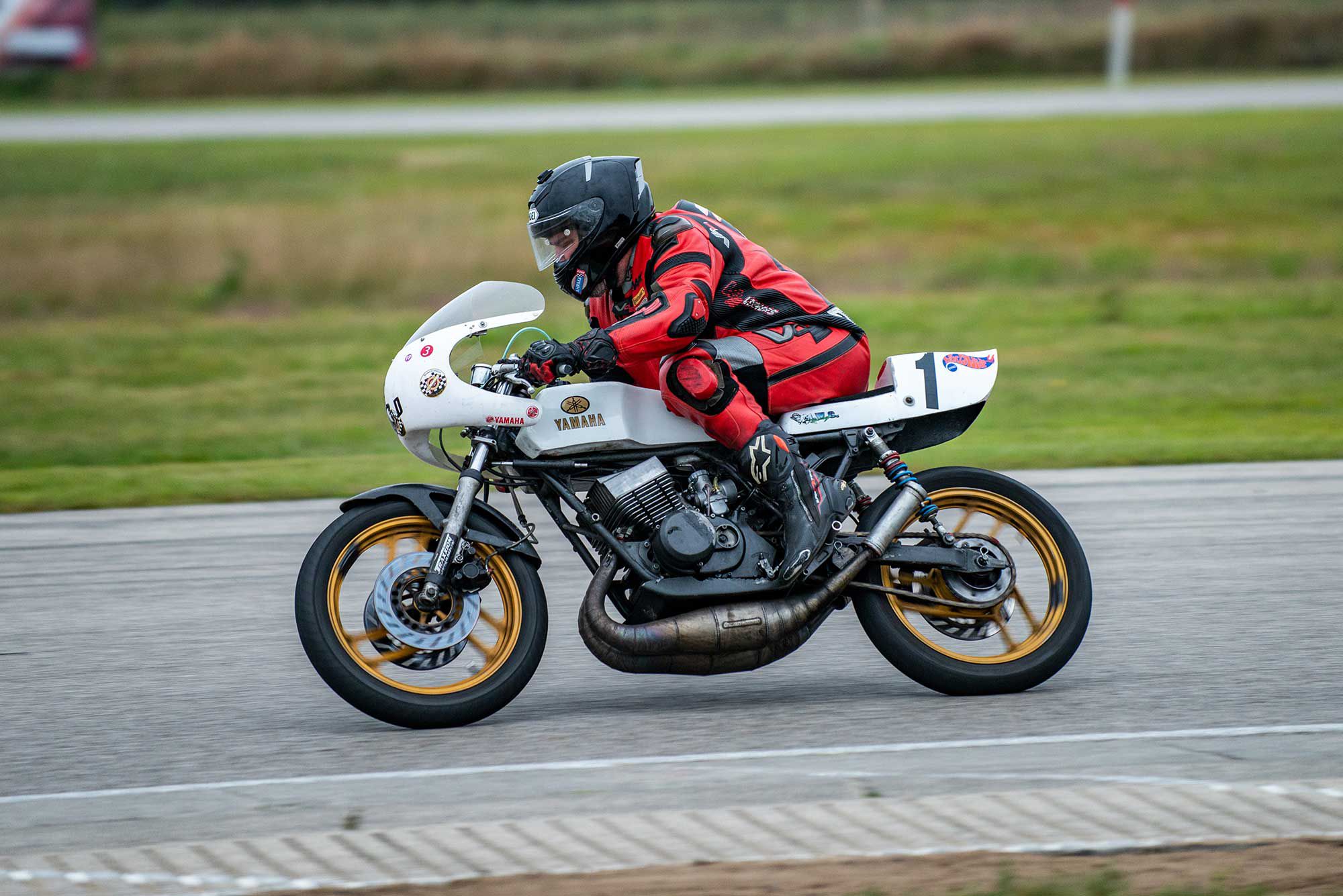 Mark Morrow’s trusty 1976 Yamaha RD400 which regularly bumps up classes. And often wins.