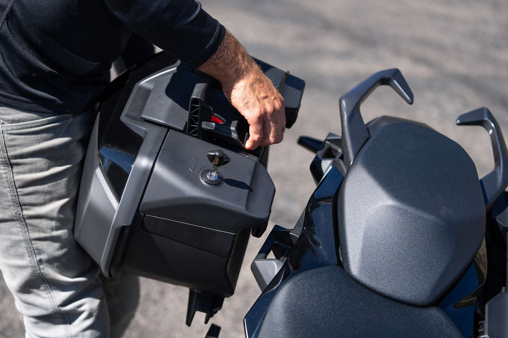 The hard case luggage comes standard on the GSX-S1000GT+ model. The lockable cases are easy to install and remove from the motorcycle.