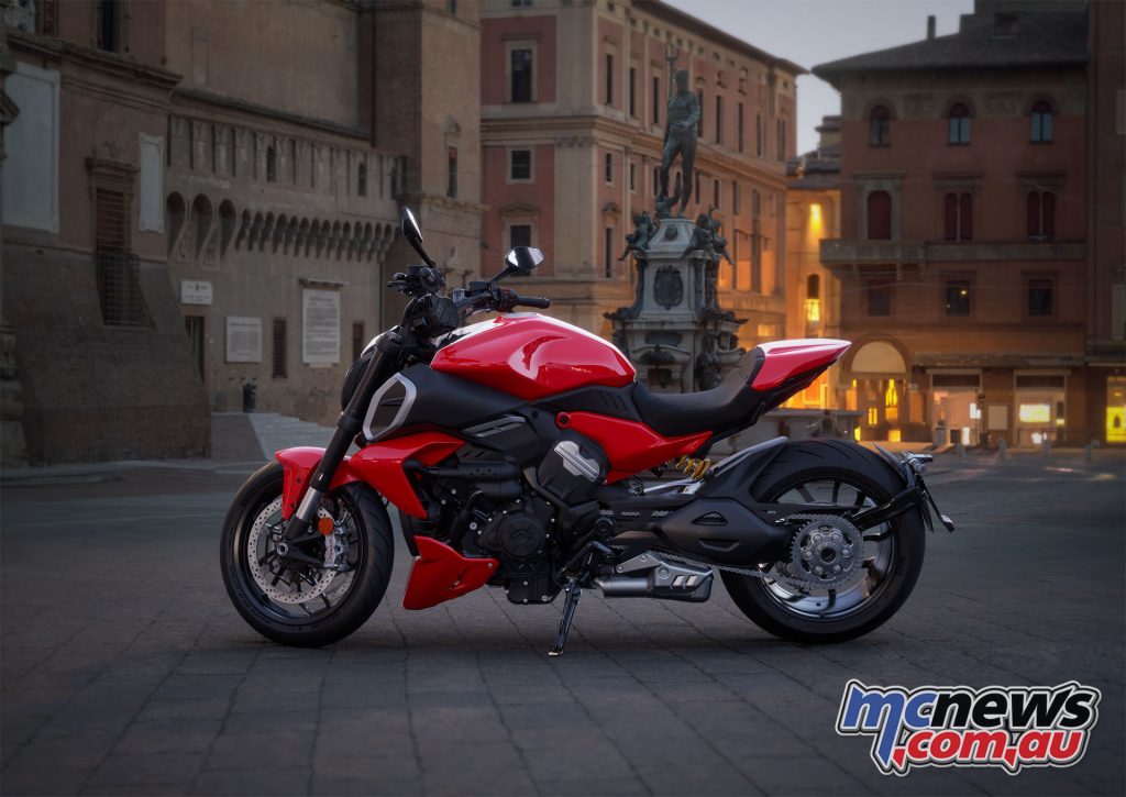 The Ducati Diavel in the Piazza at night in the configurator